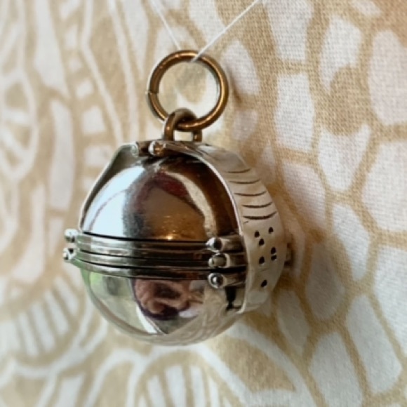 Vintage Jewelry - 🥂Sterling silver ball 6 picture pendant
